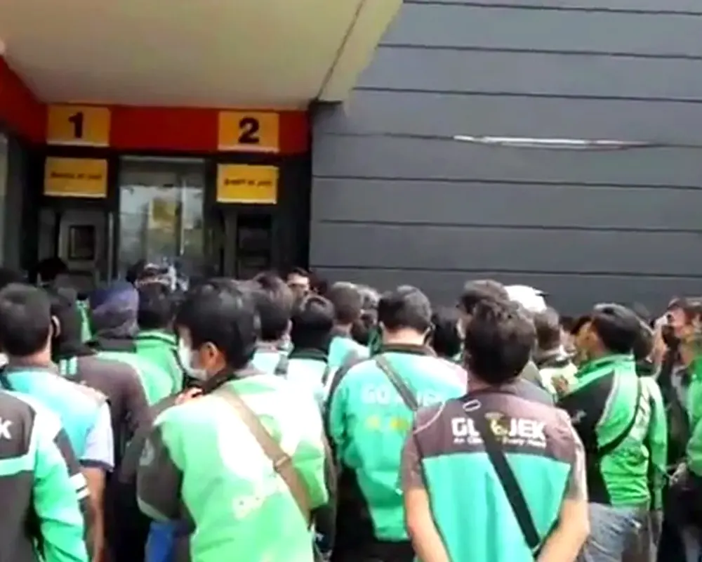 Aktivitas layanan di McDonald's Majapahit Semarang